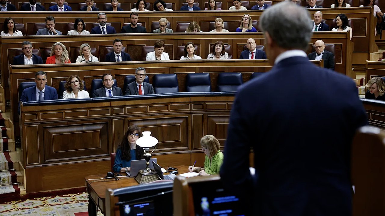 Sánchez habla de la corrupción del PP y la bancada popular le responde con gritos de "¡dimisión!"