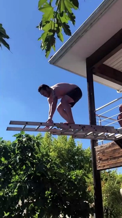 Il crée un plongeoir pour sa piscine avec une échelle