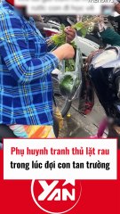 Phụ huynh tranh thủ lặt rau trong lúc đợi con ra trường