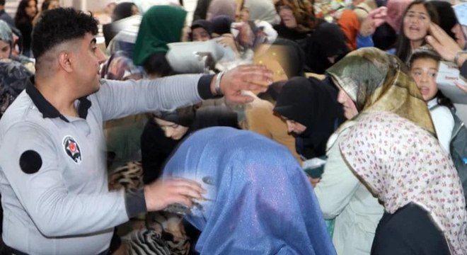 AVM'de indirim için birbirlerini ezdiler