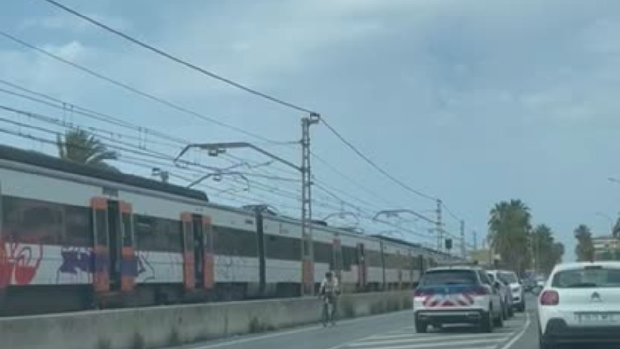 Desalojado un tren en Mataró tras un atropello en las vías