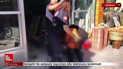 Eskişehir’de sedyeyle taşınırken bile telefonunu bırakmadı