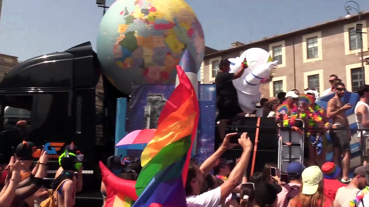 Al Roma Pride 2025, Rose Villain canta "Fuorilegge" con la bandiera palestinese