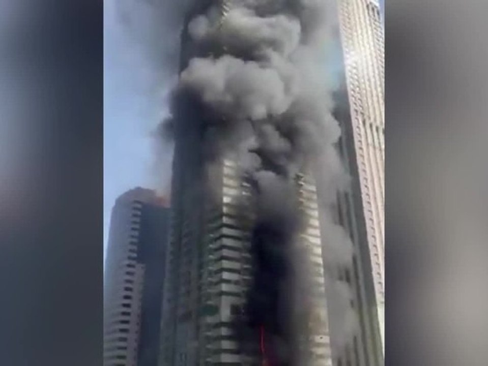 Tausende Menschen evakuiert: Feuer in Wolkenkratzer ausgebrochen