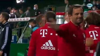 Các Cầu Thủ Bayern Munich ăn Mừng Chiếc Đĩa Bạc Bundesliga Năm thứ 8