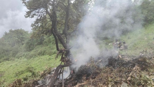인도 북부서 힌두교 순례객 태운 헬기 추락...7명 사망 / YTN