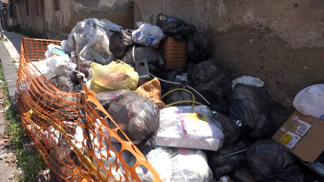 Rione Taormina, discariche tra le baracche