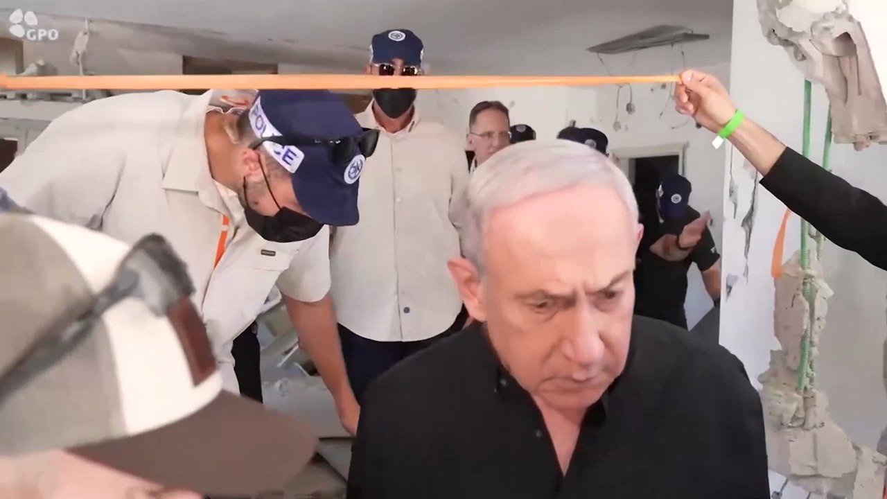 NETANYAHU VISITA los RESTOS de los MISILES que LANZÓ IRÁN