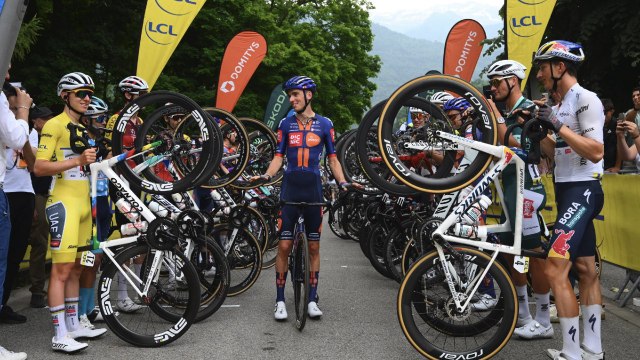 Cyclisme - Critérium du Dauphiné 2025 - Haie d'honneur, vidéo hommage... les adieux à Romain Bardet