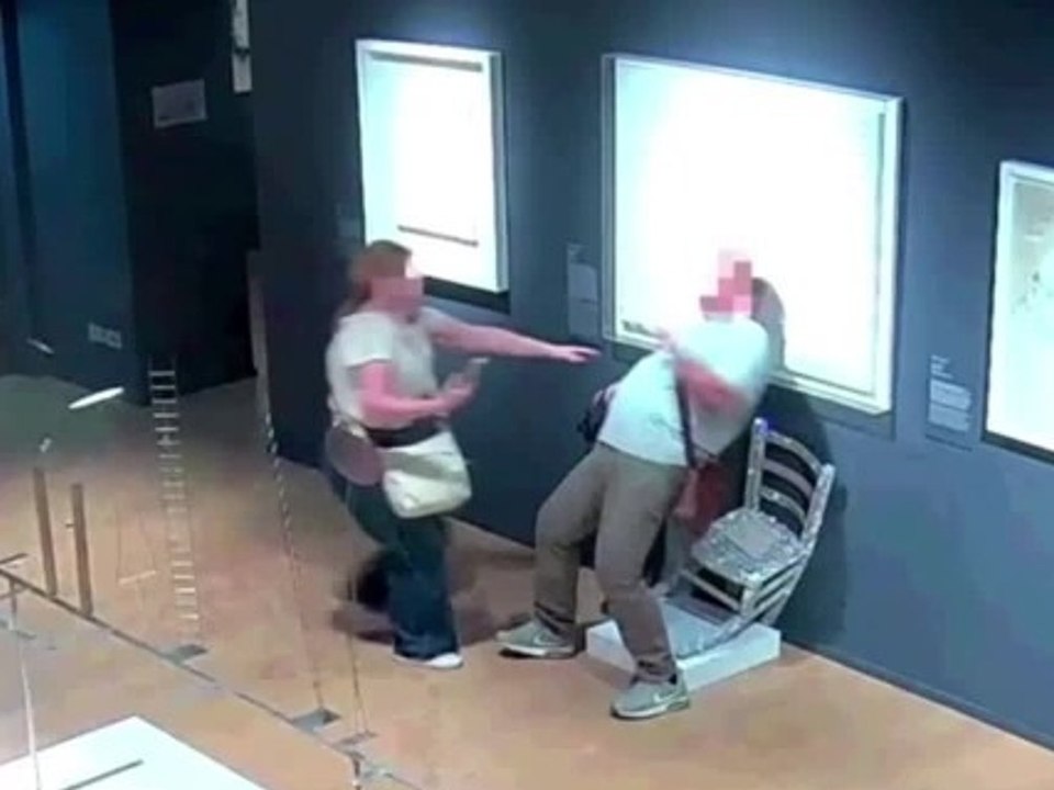 "van gogh stuhl": mann setzt sich auf kunstwerk und zerstört es