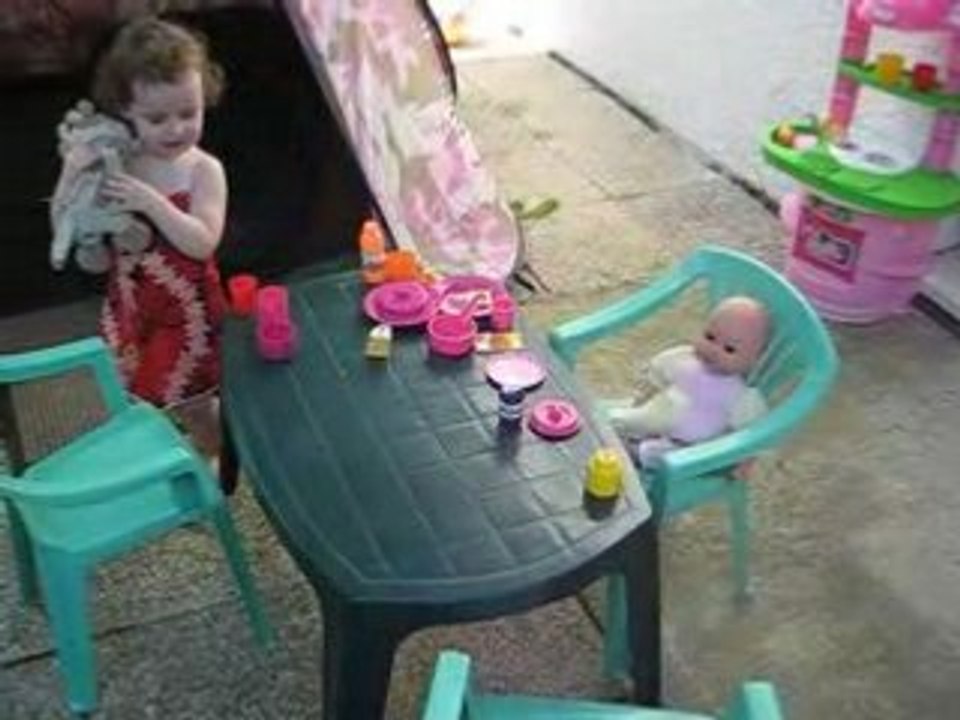 chloé joue à la dinette