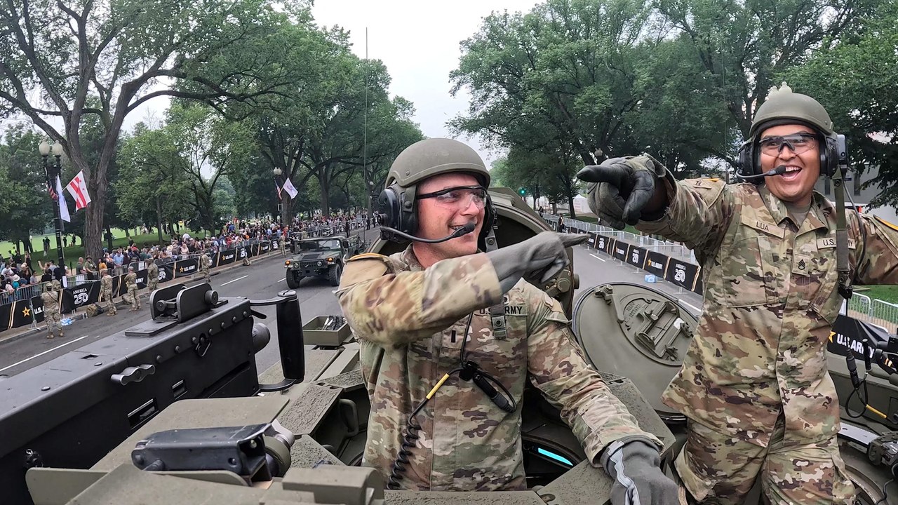 Trump s'offre la parade militaire de ses rêves alors qu'une partie de l'Amérique manifeste