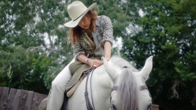 Pour les 82 ans de Johnny Hallyday, Laura Smet rend un hommage bouleversant à son père avec une chanson inédite