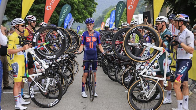 Les images émouvantes de la haie d’honneur du peloton pour Romain Bardet avant sa retraite