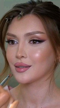 Juicy Lips???? DIY Gloss Trick You Need ???????? #shorts #makeup #makeuptutorial #learning #viral simple glam , simple makeup , everyday makeup , glowy makeup , soft cut crease , soft glam , natural