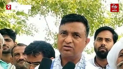 चलती बाइक पर गिरा बिजली का पोल, युवक की मौत, मुआवजे को लेकर ग्रामीणों ने दिया धरना