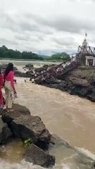 Dois mortos e vários desaparecidos em desabamento de ponte pedonal na Índia