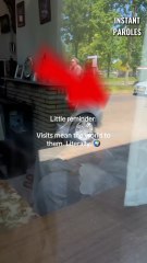 Ce grand-père reçoit la visite de sa petite-fille à un moment inattendu