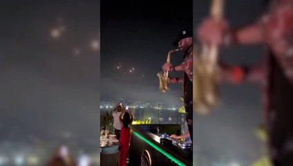Saxofonista viraliza ao tocar em festa enquanto mísseis cruzam o céu rumo a Israel