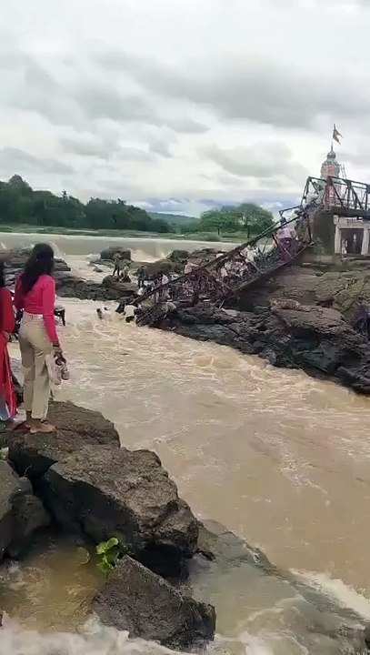 Dois mortos e vários desaparecidos em desabamento de ponte pedonal na Índia
