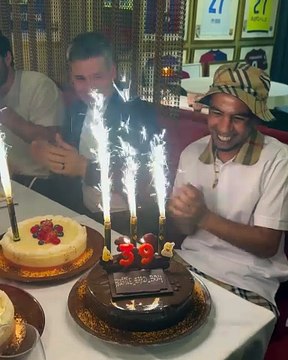 Mounir Nasraoui sopla las velas de su 39 cumpleaños junto a Lamine Yamal