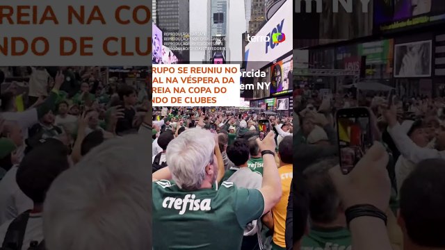 Torcida do Palmeiras ‘fecha’ Times Square e faz festa em Nova York #shorts