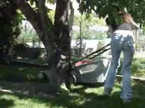 Delphine adore tondre la pelouse