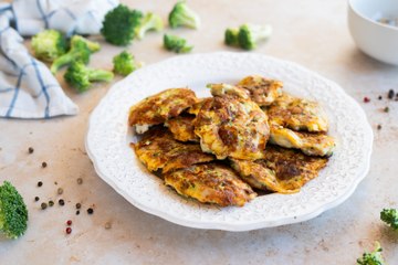 Hamburguesas de pollo y brócoli