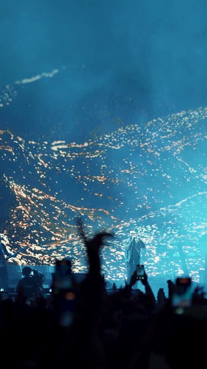 Cesare Cremonini infiamma San Siro al debutto del tour: video