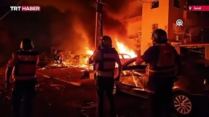 İran'ın füze saldırılarının ardından İsrail'de yangın çıktı