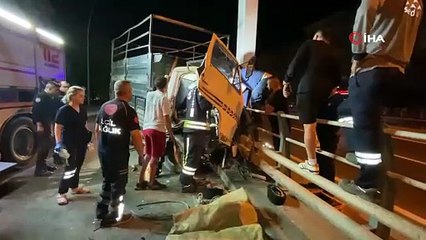 Yön levhasının direğine çarpan kamyonet kağıt gibi ezildi: 1 yaralı