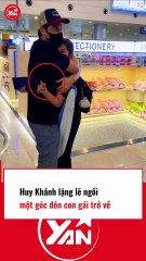 Huy Khánh lặng lẽ ngồi một góc đón con gái trở về