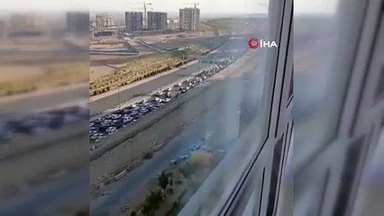 İran'da kilometrelerce uzunluğundaki savaştan kaçış kuyruğu kamerada!