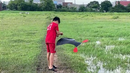 Tự Làm Diều Đại Trà Cõng Sáo – Lội Đồng Gặp Bão Giông Vẫn Thả Được