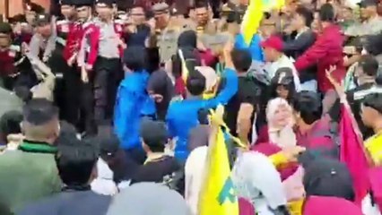 Aksi Gabungan Mahasiswa Cipayung Plus Saling Dorong dengan Petugas, Tuntut Janji Politik Kerja 100 Hari Bupati Musi Rawas