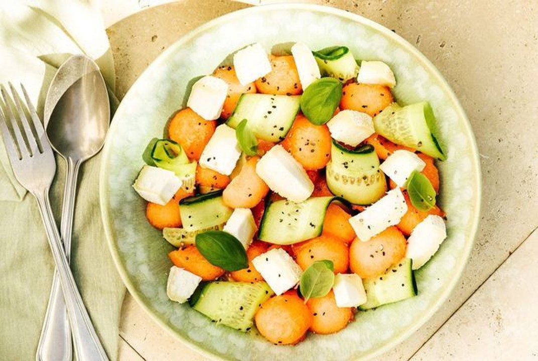 Cette recette de salade estivale au melon, à faire en 5 min, est parfaite pour changer de la classique tomates-mozzarella