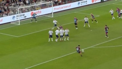 Tevez calcia, il portiere si sposta: il gol su punizione è da ridere