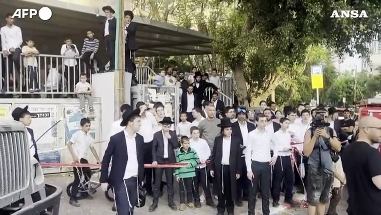 Attacco missilistico in Israele, tra le macerie a Bnei Brak