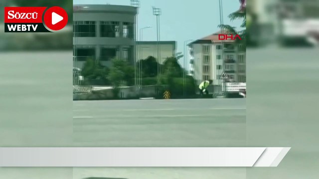 Kargaların saldırısına uğrayan trafik polisinin zor anları kamerada