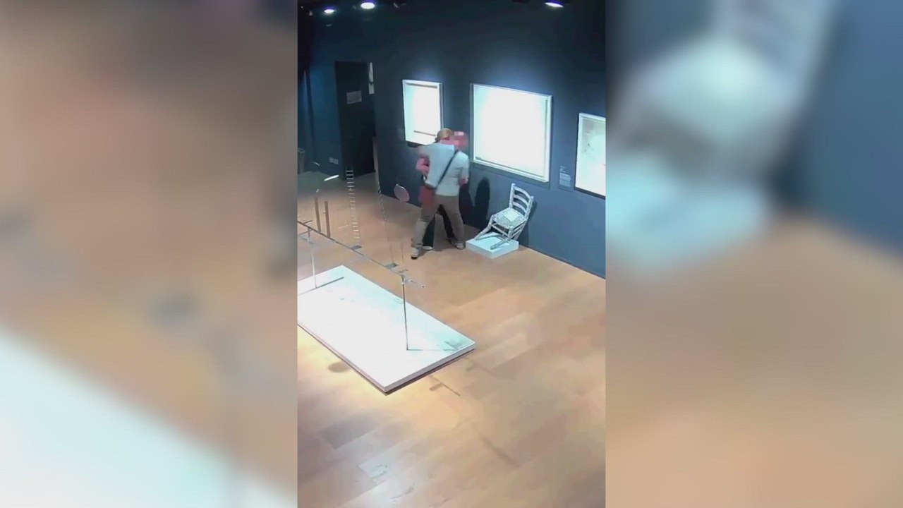 Una pareja rompe una obra de arte al intentar h...