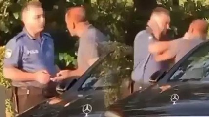 Biri polis memuru, iki sürücünün yumruklu kavgası kamerada