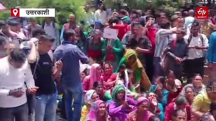 डीएम ऑफिस पर उमड़ा वरुणाघाटी के ग्रामीणों का सैलाब, बदहाल सड़क पर जताया आक्रोश, उग्र आंदोलन की चेतावनी