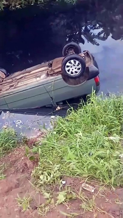 Carro cai dentro de canal em Itapuã; veja vídeo