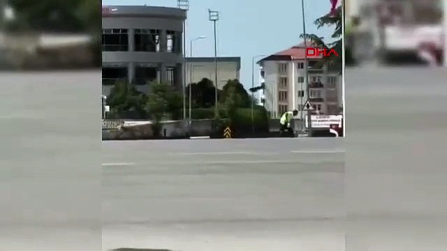 Trafik polisine karga saldırısı! Canını zor kurtardı