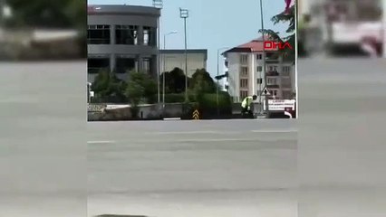 Trafik polisine karga saldırısı! Canını zor kurtardı