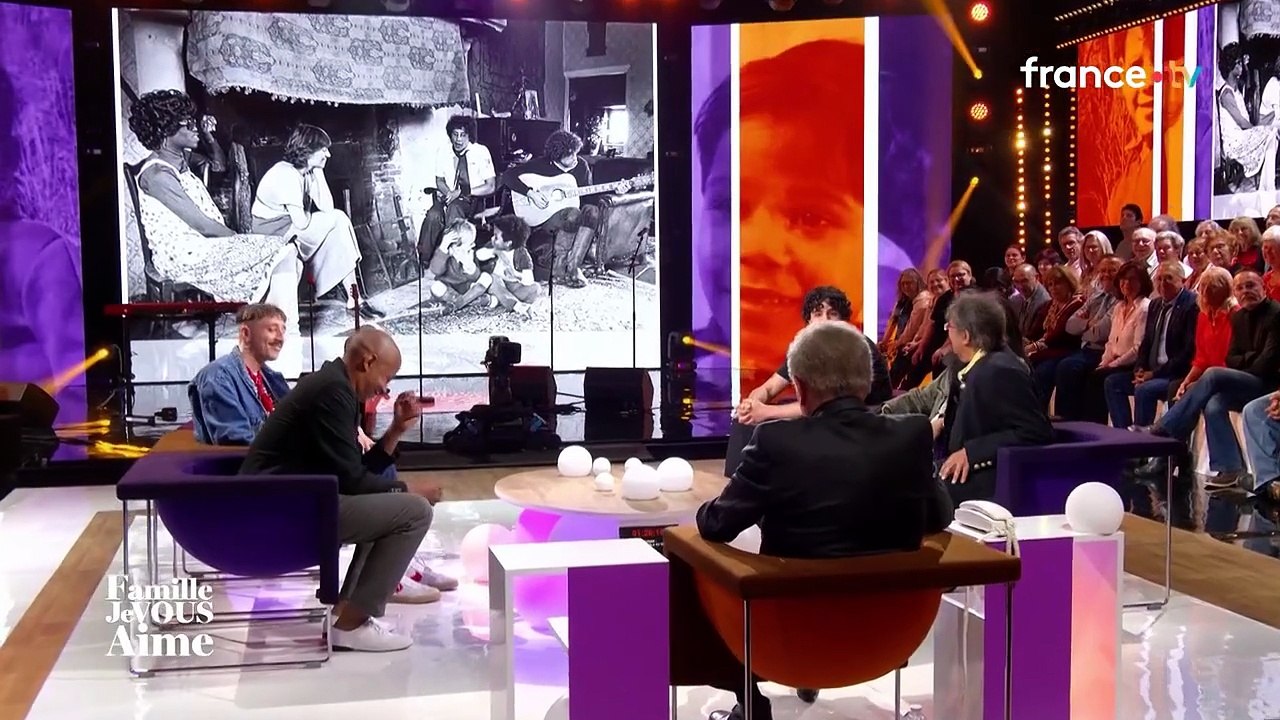 Laurent Voulzy entouré de ses quatre fils, Julien, Nicolas, Quentin et Cliff dans l'émission Famille, je vous aime (France 3) de Michel Drucker