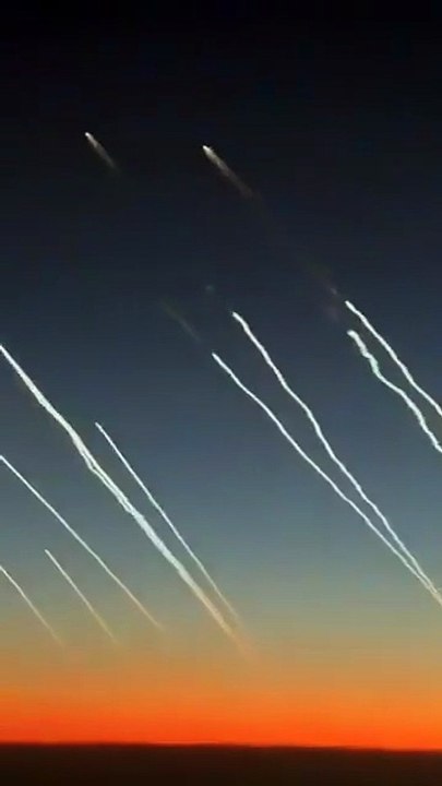 Passageiro de avião flagra momento em que mísseis iranianos são disparados contra Israel; veja