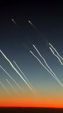 Passageiro de avião flagra momento em que mísseis iranianos são disparados contra Israel; veja