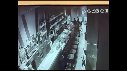 Salerno, il video della rapina al bar "In piazza" e lo sparo contro il titolare (16.06.25)