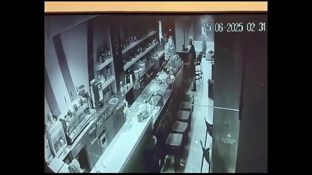 Salerno, il video della rapina al bar In piazza e lo sparo contro il titolare (16.06.25)